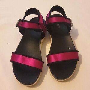 - Aldo Robby fuchsia strap Sandals size 8.5